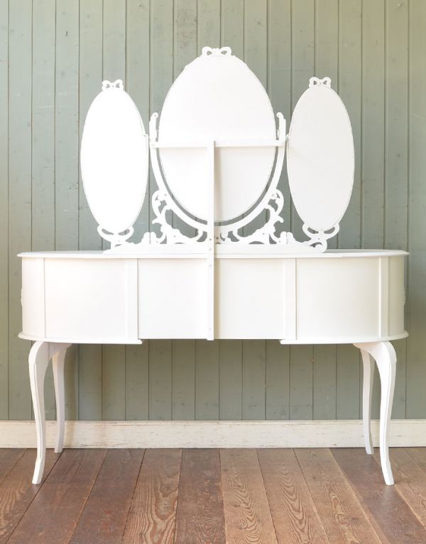 アンティーク家具　存在感のあるアンティークフレンチ家具、３面鏡のドレッシングテーブル。裏側もキチンと仕上げているので、キレイな状態です。(m-438-f)