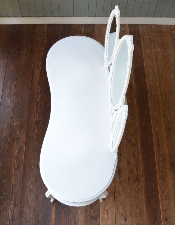 アンティーク家具　存在感のあるアンティークフレンチ家具、３面鏡のドレッシングテーブル。天板もキレイに塗装を仕上げました。(m-438-f)