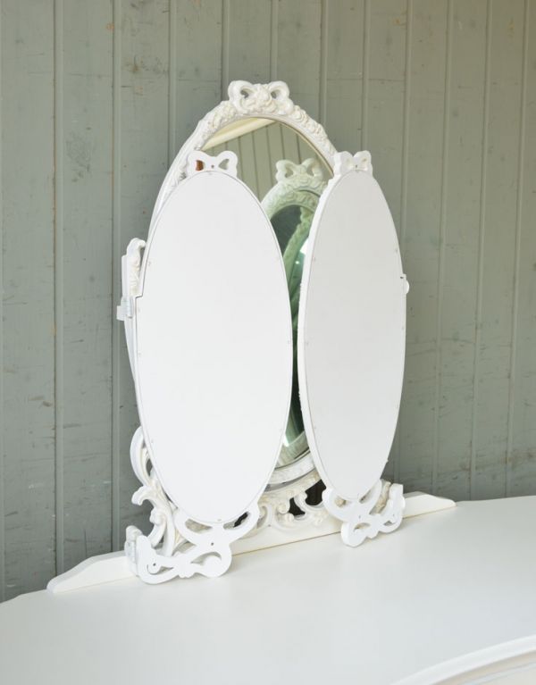 アンティーク家具　存在感のあるアンティークフレンチ家具、３面鏡のドレッシングテーブル。三面鏡は閉じることができるんです。(m-438-f)