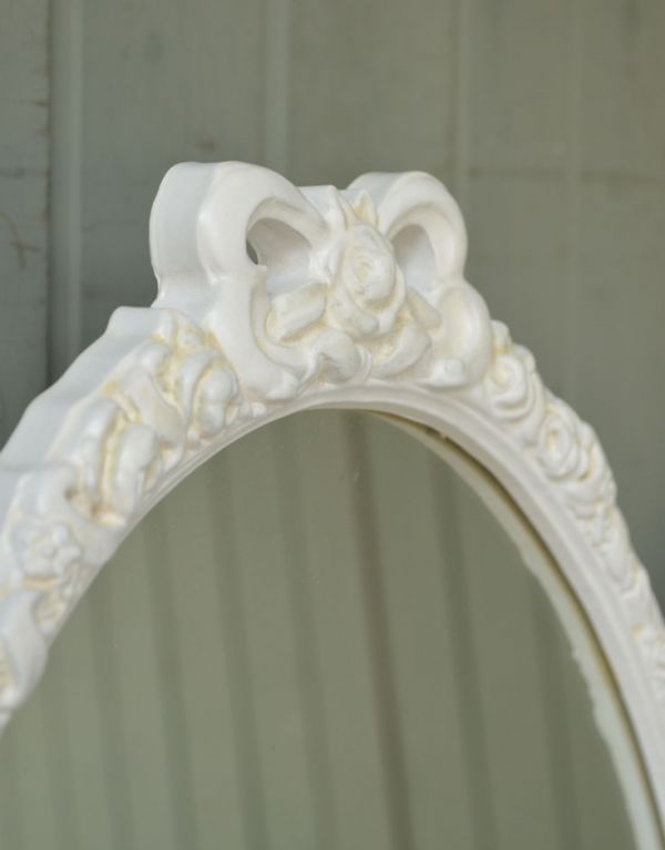 アンティーク家具　存在感のあるアンティークフレンチ家具、３面鏡のドレッシングテーブル。トップにはアンティークならではの繊細な装飾があります。(m-438-f)