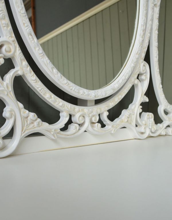 アンティーク家具　存在感のあるアンティークフレンチ家具、３面鏡のドレッシングテーブル。丁寧な彫りの仕上がりにうっとりしてしまいます。(m-438-f)