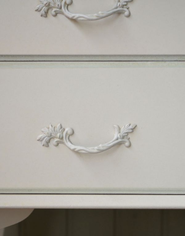 アンティーク家具　存在感のあるアンティークフレンチ家具、３面鏡のドレッシングテーブル。取っ手は蔦のような凝ったデザイン。(m-438-f)