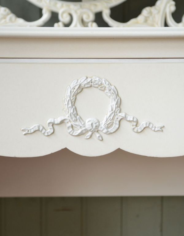 アンティーク家具　存在感のあるアンティークフレンチ家具、３面鏡のドレッシングテーブル。ドレッサーの正面にリースの彫が刻まれています。(m-438-f)