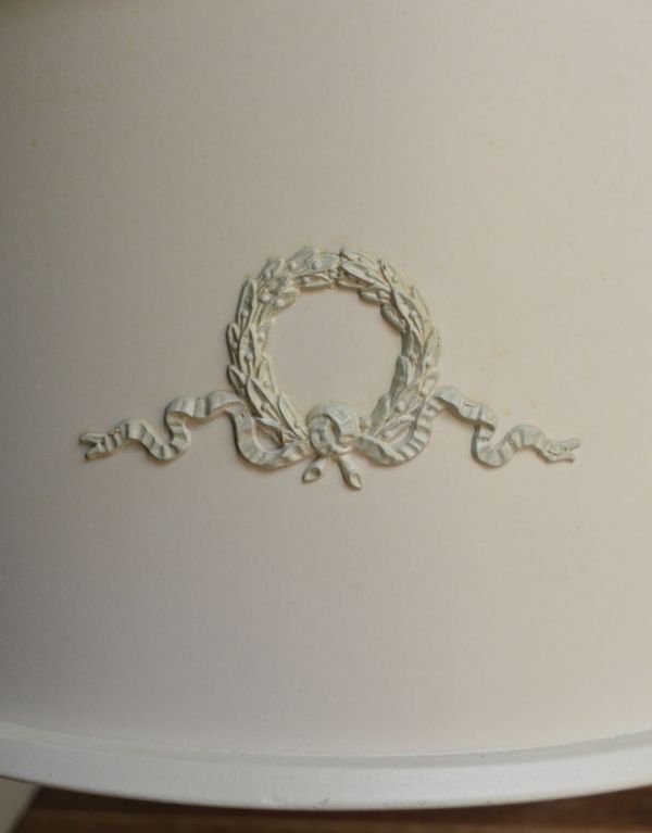 アンティーク家具　存在感のあるアンティークフレンチ家具、３面鏡のドレッシングテーブル。両サイドにもリースの彫が刻まれています。(m-438-f)