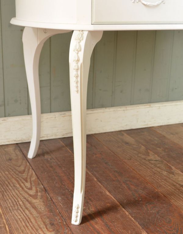 アンティーク家具　存在感のあるアンティークフレンチ家具、３面鏡のドレッシングテーブル。華奢で女性らしい猫脚が外国風の雰囲気を作ってくれます。(m-438-f)