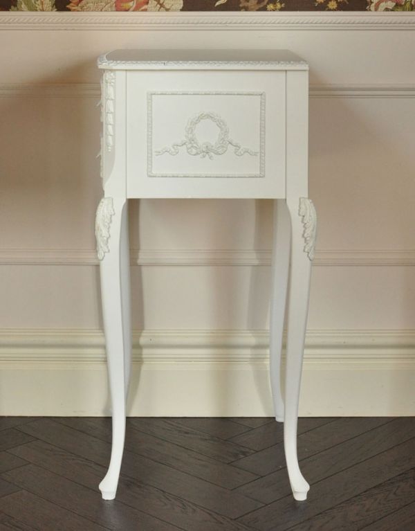 アンティーク家具　アンティークペイント家具、フランスのスラリとした脚のサイドチェスト。サイドから見ても美しいデザイン。(m-439-f)