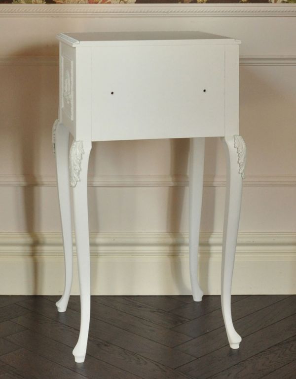 アンティーク家具　アンティークペイント家具、フランスのスラリとした脚のサイドチェスト。専門の職人によってお直ししていますが、アンティークは新品ではありません。(m-439-f)