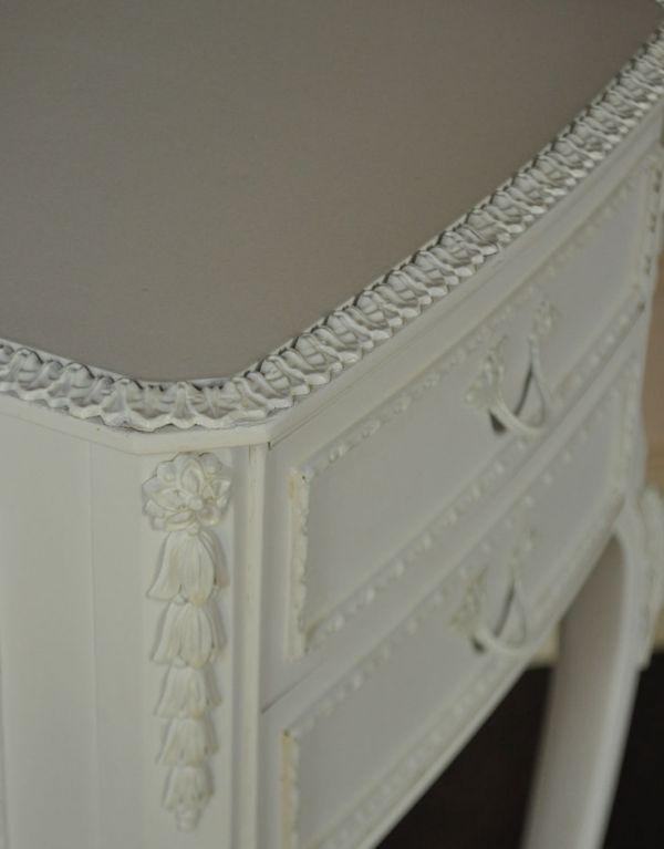 アンティーク家具　アンティークペイント家具、フランスのスラリとした脚のサイドチェスト。隅々まで細やかな彫が施されています。(m-439-f)