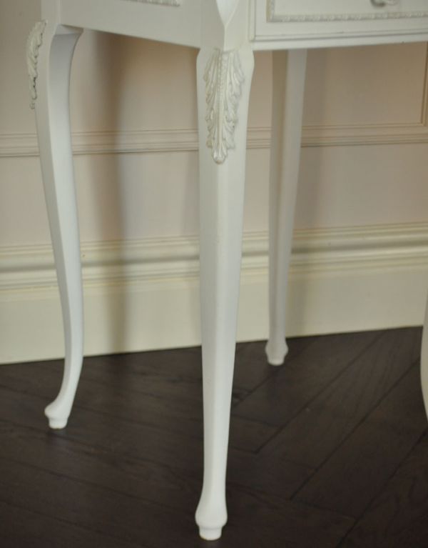 アンティーク家具　アンティークペイント家具、フランスのスラリとした脚のサイドチェスト。スラリと伸びた美しい脚。(m-439-f)