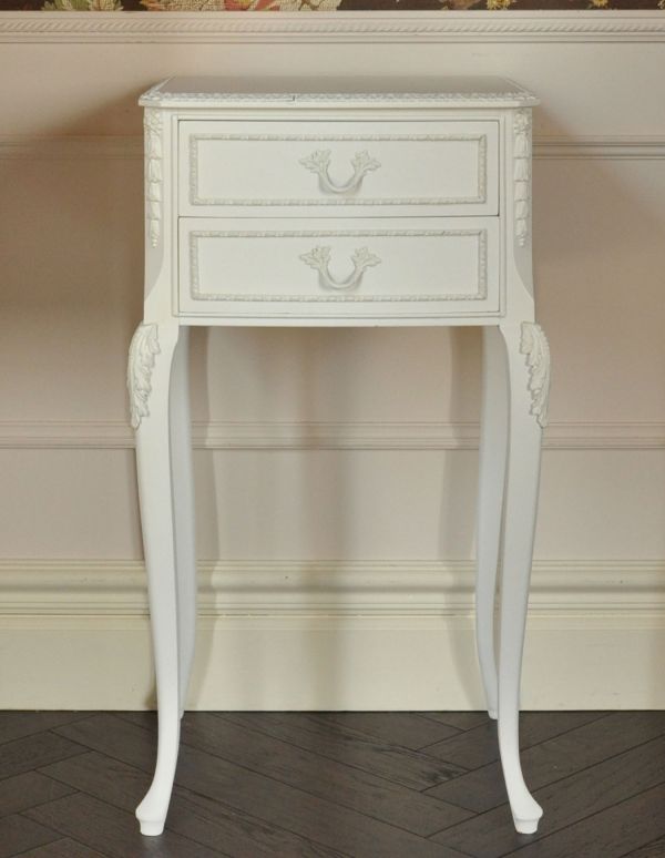 アンティーク家具　アンティークペイント家具、フランスのスラリとした脚のサイドチェスト。上品でフランスらしい仕上がりです。(m-439-f)