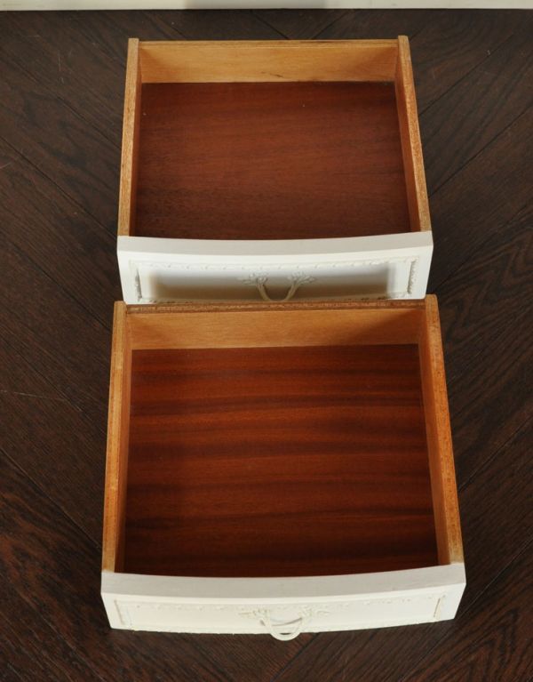 アンティーク家具　アンティークペイント家具、フランスのスラリとした脚のサイドチェスト。引き出しが２杯あります。(m-439-f)