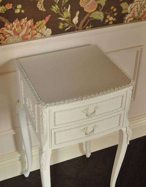 アンティーク家具　アンティークペイント家具、フランスのスラリとした脚のサイドチェスト。天板ももちろんピカピカにお直ししています。(m-439-f)