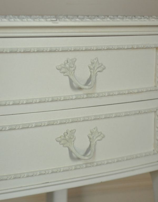 アンティーク家具　アンティークペイント家具、フランスのスラリとした脚のサイドチェスト。引き出しの取っ手は蔦のような凝ったデザイン。(m-439-f)