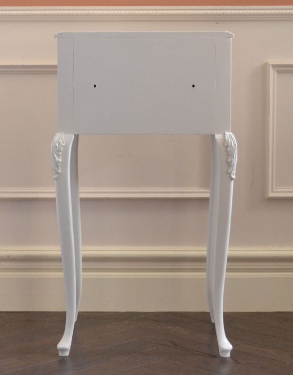 アンティークのチェスト アンティーク家具 フランスアンティークのペイント家具、コンパクトなサイドチェスト。専門の職人によってお直ししていますが、アンティークは新品ではありません。(m-440-f)