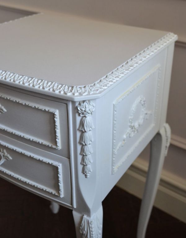 アンティークのチェスト アンティーク家具 フランスアンティークのペイント家具、コンパクトなサイドチェスト。隅々まで細やかな彫が施されています。(m-440-f)