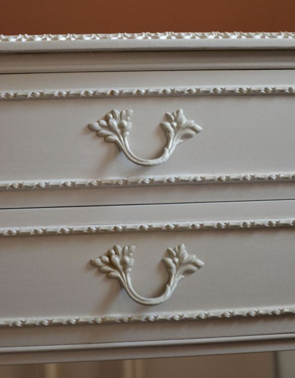 アンティークのチェスト アンティーク家具 フランスアンティークのペイント家具、コンパクトなサイドチェスト。引き出しの取っ手は蔦のような凝ったデザイン。(m-440-f)