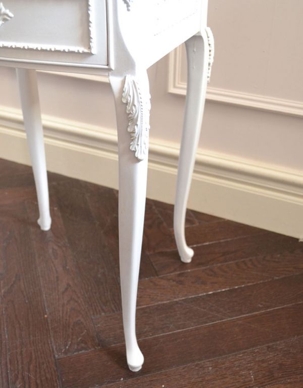 アンティークのチェスト アンティーク家具 フランスアンティークのペイント家具、コンパクトなサイドチェスト。スラリと伸びた美しい脚。(m-440-f)