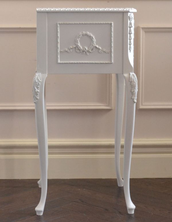 アンティークのチェスト アンティーク家具 フランスアンティークのペイント家具、コンパクトなサイドチェスト。サイドから見ても美しいデザイン。(m-440-f)