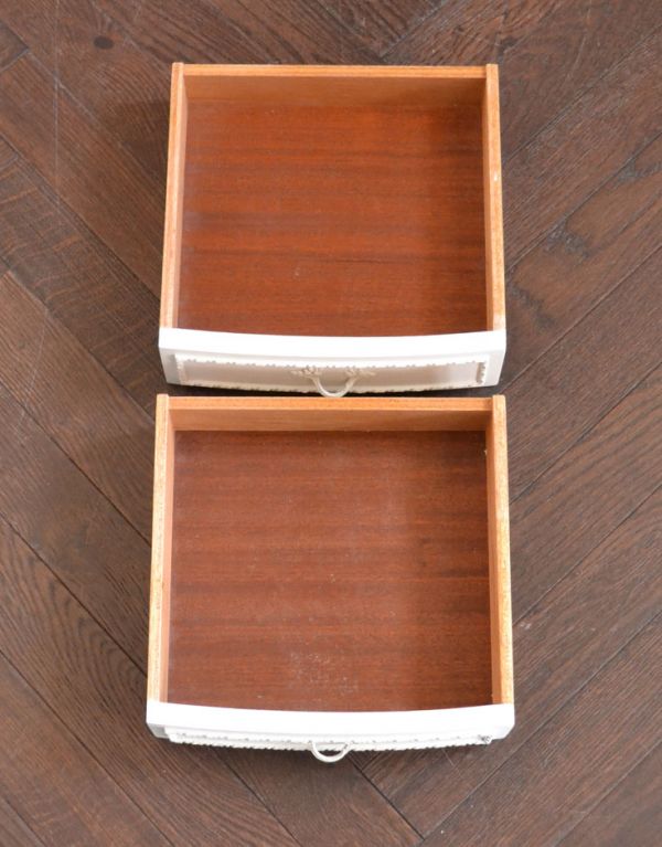 アンティークのチェスト アンティーク家具 フランスアンティークのペイント家具、コンパクトなサイドチェスト。引き出しが2杯あります。(m-440-f)