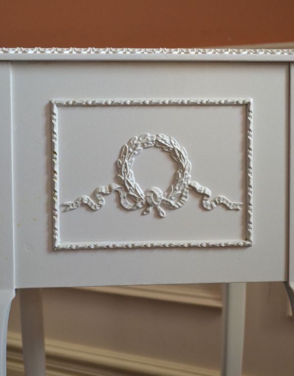 アンティークのチェスト アンティーク家具 フランスアンティークのペイント家具、コンパクトなサイドチェスト。リボンの可愛い装飾がポイントになっています。(m-440-f)