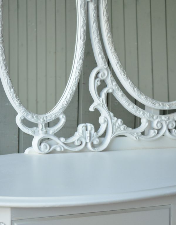 アンティーク家具　ゴージャスなアンティークフレンチ家具、３面鏡のドレッシングテーブル。丁寧な彫りの仕上がりにうっとりしてしまいます。(m-441-f)