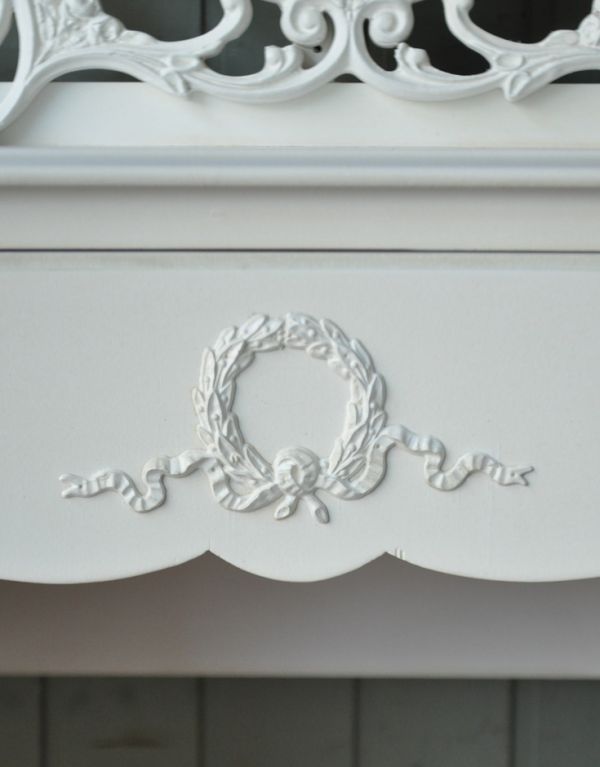 アンティーク家具　ゴージャスなアンティークフレンチ家具、３面鏡のドレッシングテーブル。両サイドにはリースの彫りが刻まれています。(m-441-f)