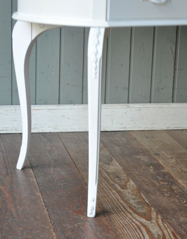 アンティーク家具　ゴージャスなアンティークフレンチ家具、３面鏡のドレッシングテーブル。華奢で女性らしい猫脚が外国風の雰囲気を作ってくれます。(m-441-f)