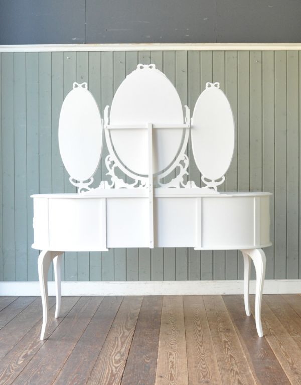 アンティーク家具　ゴージャスなアンティークフレンチ家具、３面鏡のドレッシングテーブル。裏側もキチンと仕上げているので、キレイな状態です。(m-441-f)