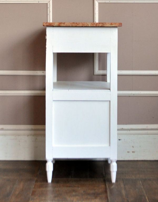 アンティークのキャビネット　アンティーク家具　アンティークのフランス家具、ホワイトペイントのナイトテーブル。横から見てもスッキリしています。(m-442-f)