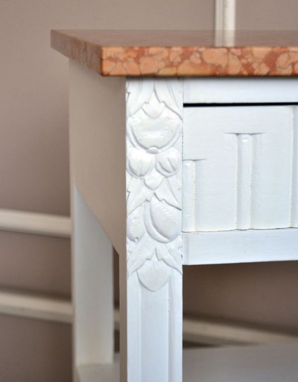 アンティークのキャビネット　アンティーク家具　アンティークのフランス家具、ホワイトペイントのナイトテーブル。隅々まで装飾があります。(m-442-f)