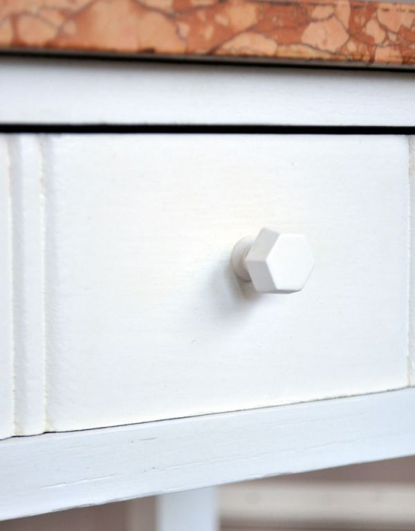 アンティークのキャビネット　アンティーク家具　アンティークのフランス家具、ホワイトペイントのナイトテーブル。引きやすい形の取っ手です。(m-442-f)