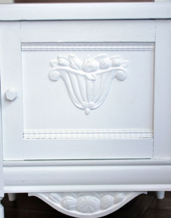 アンティークのキャビネット　アンティーク家具　アンティークのフランス家具、ホワイトペイントのナイトテーブル。扉には、お花のモチーフの彫があります。(m-442-f)