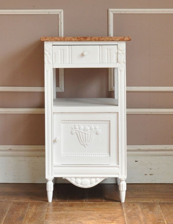 アンティークのキャビネット　アンティーク家具　アンティークのフランス家具、ホワイトペイントのナイトテーブル。置いてあるだけで存在感のあるアンティークのナイトテーブルです。(m-442-f)