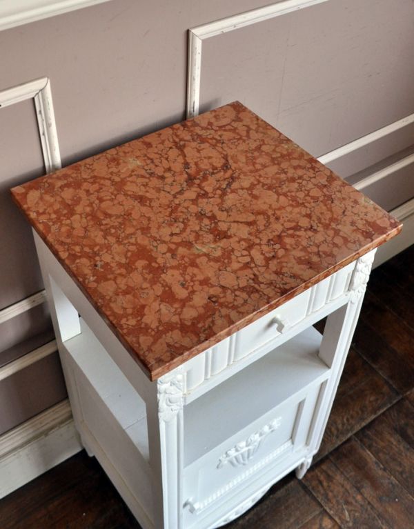 アンティークのキャビネット　アンティーク家具　アンティークのフランス家具、ホワイトペイントのナイトテーブル。天板もキレイに仕上げました。(m-442-f)