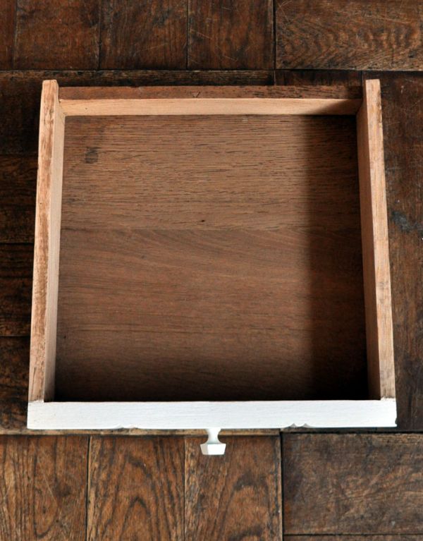 アンティークのキャビネット　アンティーク家具　アンティークのフランス家具、ホワイトペイントのナイトテーブル。引き出しは１杯。(m-442-f)