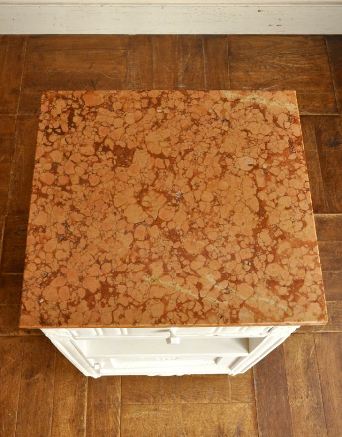 アンティークのキャビネット　アンティーク家具　アンティークのフランス家具、ホワイトペイントのナイトキャビネット。天板もキレイに仕上げました。(m-443-f-1)