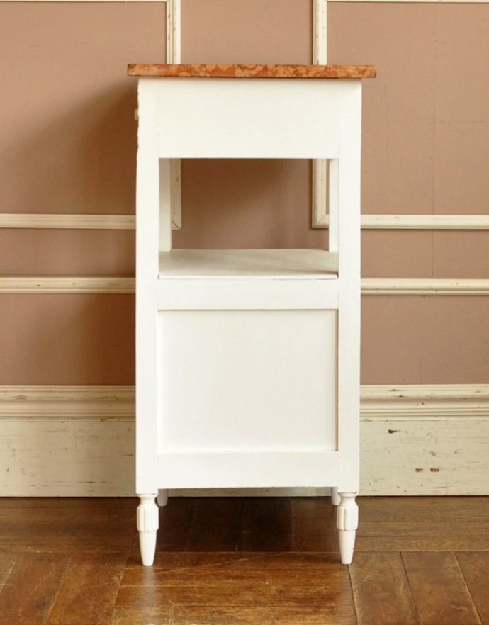 アンティークのキャビネット　アンティーク家具　アンティークのフランス家具、ホワイトペイントのナイトキャビネット。横から見てもスッキリしています。(m-443-f-1)