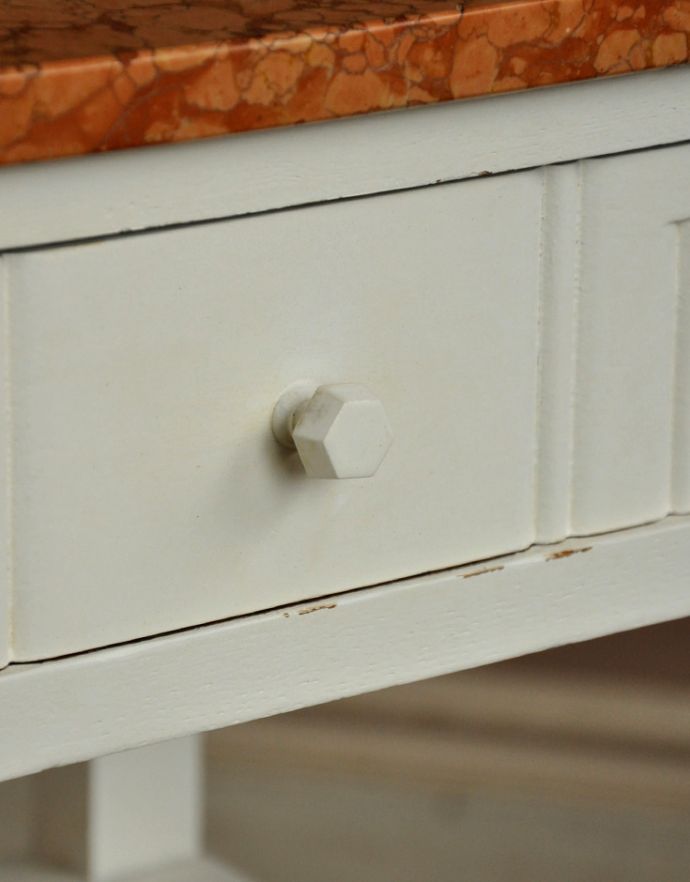 アンティークのキャビネット　アンティーク家具　アンティークのフランス家具、ホワイトペイントのナイトキャビネット。引きやすい形の取っ手です。(m-443-f-1)