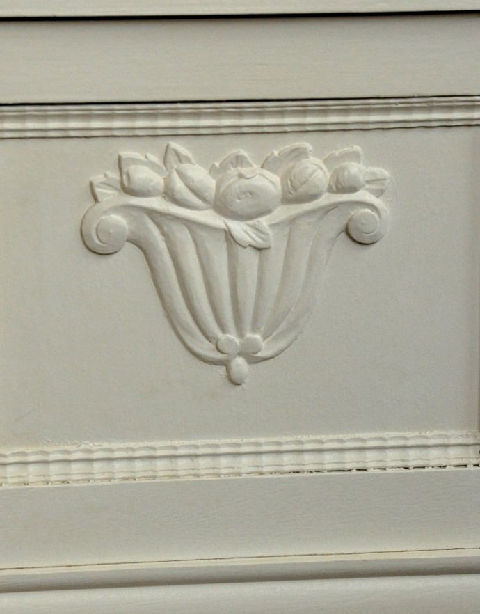 アンティークのキャビネット　アンティーク家具　アンティークのフランス家具、ホワイトペイントのナイトキャビネット。扉には、お花のモチーフの彫があります。(m-443-f-1)