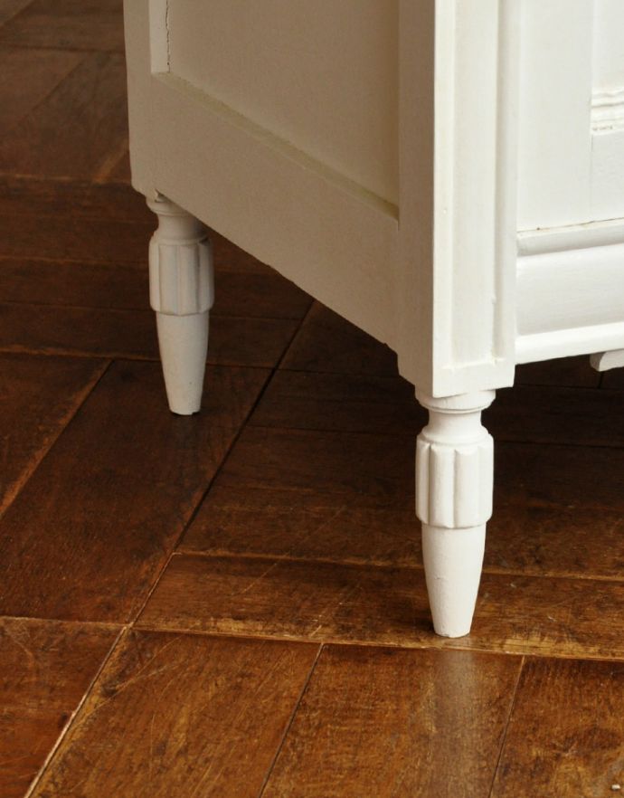 アンティークのキャビネット　アンティーク家具　アンティークのフランス家具、ホワイトペイントのナイトキャビネット。きちんと支えます。(m-443-f-1)