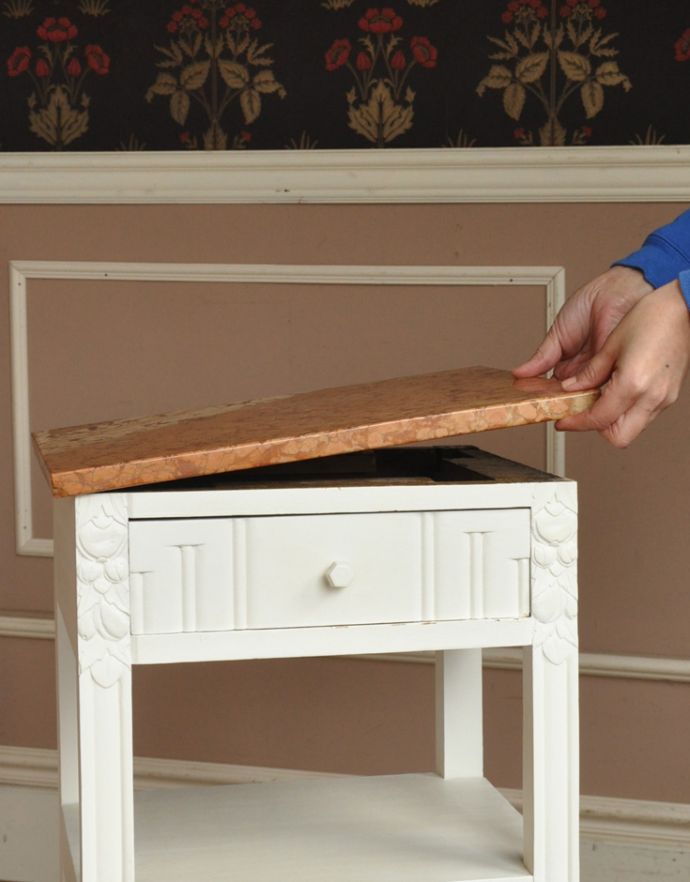 アンティークのキャビネット　アンティーク家具　アンティークのフランス家具、ホワイトペイントのナイトキャビネット。高級感のある天板です。(m-443-f-1)