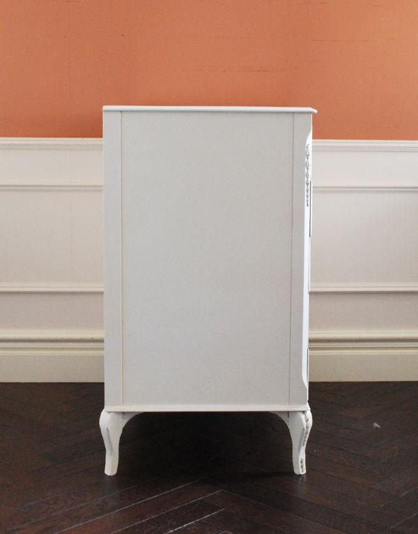 アンティークのチェスト　アンティーク家具　ホワイトカラーのアンティーク家具、ドレッシーなフレンチチェスト（５段）。サイドからみても絵になります。(m-446-f)