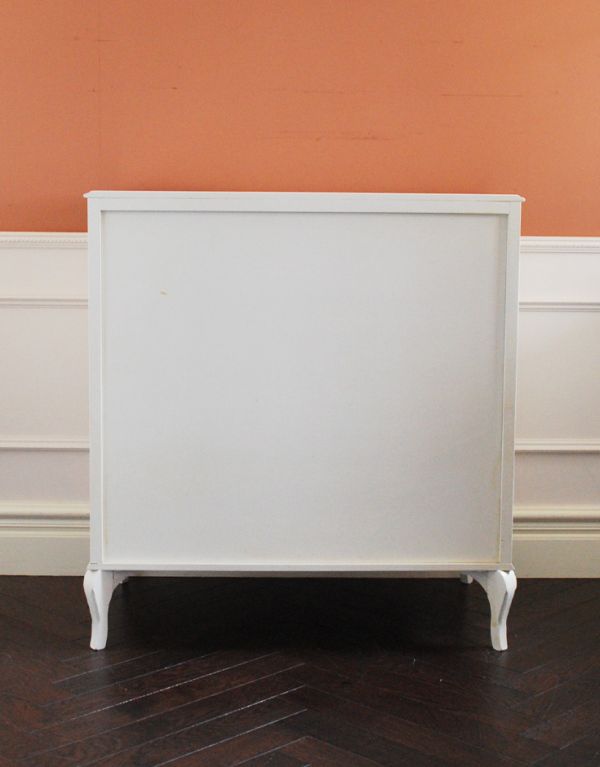 アンティークのチェスト　アンティーク家具　ホワイトカラーのアンティーク家具、ドレッシーなフレンチチェスト（５段）。裏側もキチンと仕上げているので、キレイな状態です。(m-446-f)