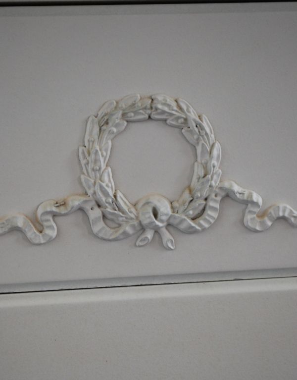 アンティークのチェスト　アンティーク家具　ホワイトカラーのアンティーク家具、ドレッシーなフレンチチェスト（５段）。細かい彫のデザインもアンティークならでは。(m-446-f)