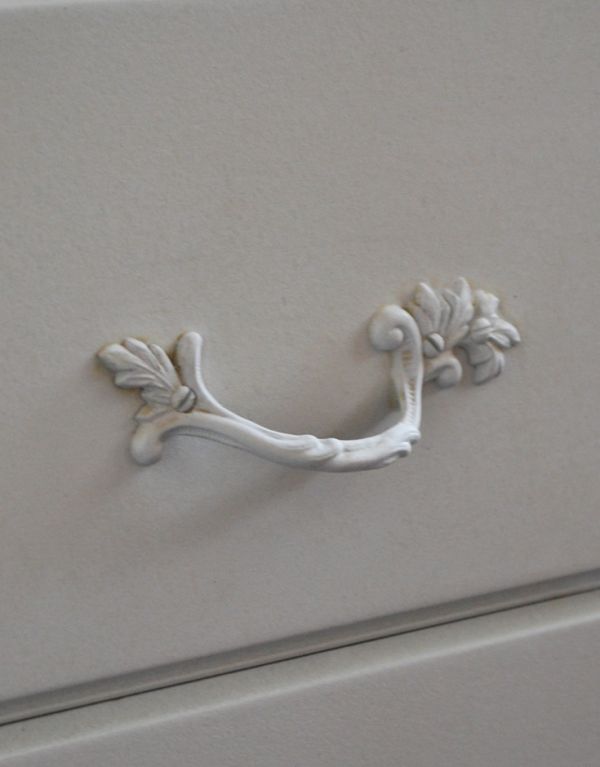 アンティークのチェスト　アンティーク家具　ホワイトカラーのアンティーク家具、ドレッシーなフレンチチェスト（５段）。引き出しの取っ手は蔦のような凝ったデザイン。(m-446-f)