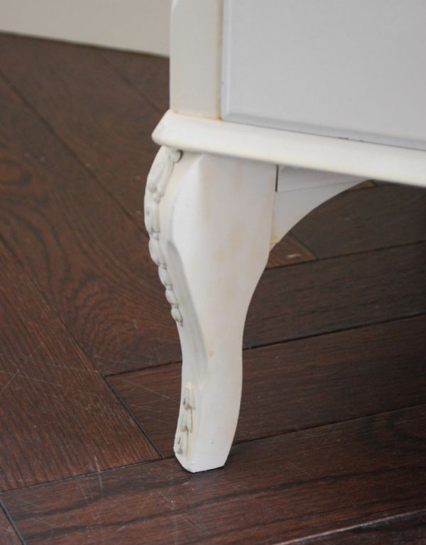 アンティークのチェスト　アンティーク家具　ホワイトカラーのアンティーク家具、ドレッシーなフレンチチェスト（５段）。美しい飾りが入っている脚です。(m-446-f)