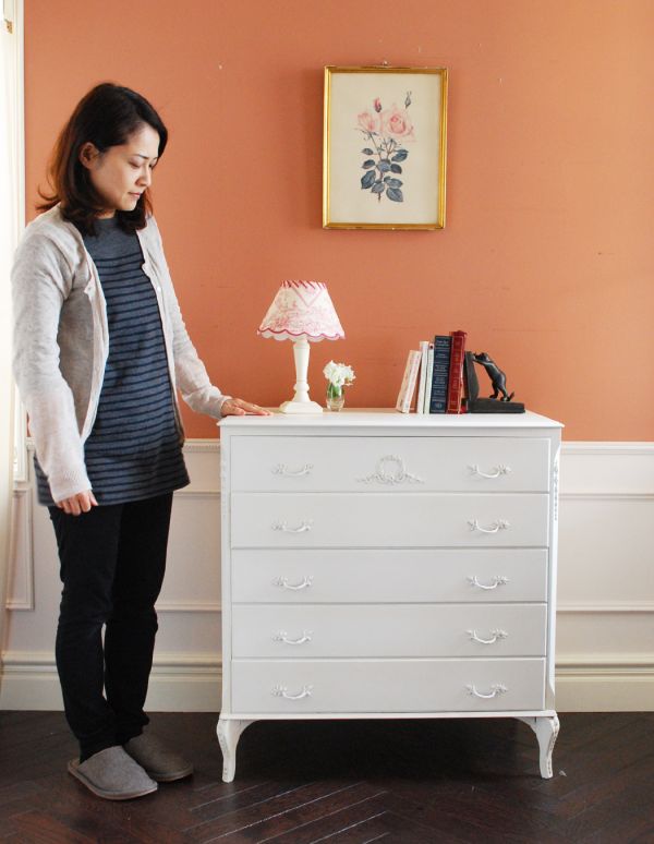 アンティークのチェスト　アンティーク家具　ホワイトカラーのアンティーク家具、ドレッシーなフレンチチェスト（５段）。リビングでおもちゃや雑誌などの日用品を片付けたり、ダイニングのカウンターとしていかがですか？とっても様になるので、リビングやキッチンの顔になってくれます！（モデルの身長は158cmです）【 全体 】幅78.5×奥行49×高さ83.7cm。(m-446-f)