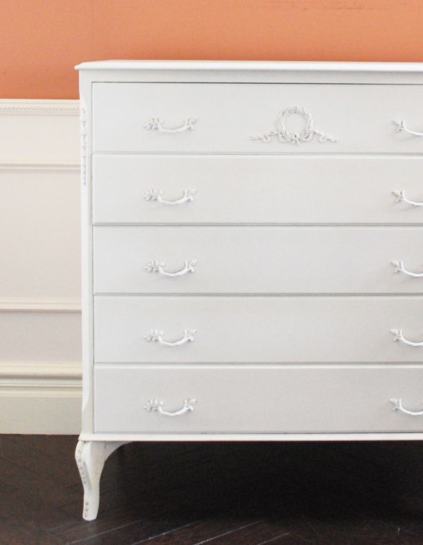 アンティークのチェスト　アンティーク家具　ホワイトカラーのアンティーク家具、ドレッシーなフレンチチェスト（５段）。見た目の美しさはモチロン、しっかり収納力もある優れたキャビネットです。(m-446-f)