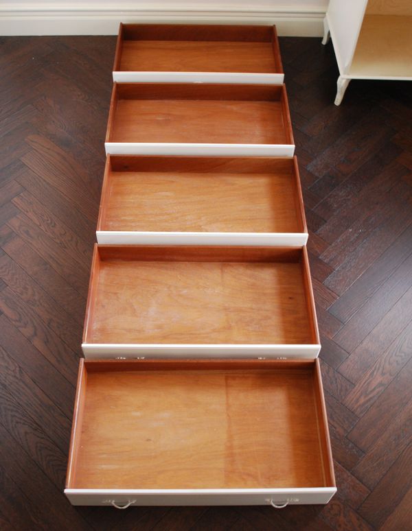 アンティークのチェスト　アンティーク家具　ホワイトカラーのアンティーク家具、ドレッシーなフレンチチェスト（５段）。引き出しの内側もキレイな状態なので何でも入れられます。(m-446-f)