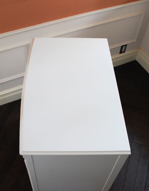 アンティークのチェスト　アンティーク家具　ホワイトカラーのアンティーク家具、ドレッシーなフレンチチェスト（５段）。天板もキレイに仕上げました。(m-446-f)